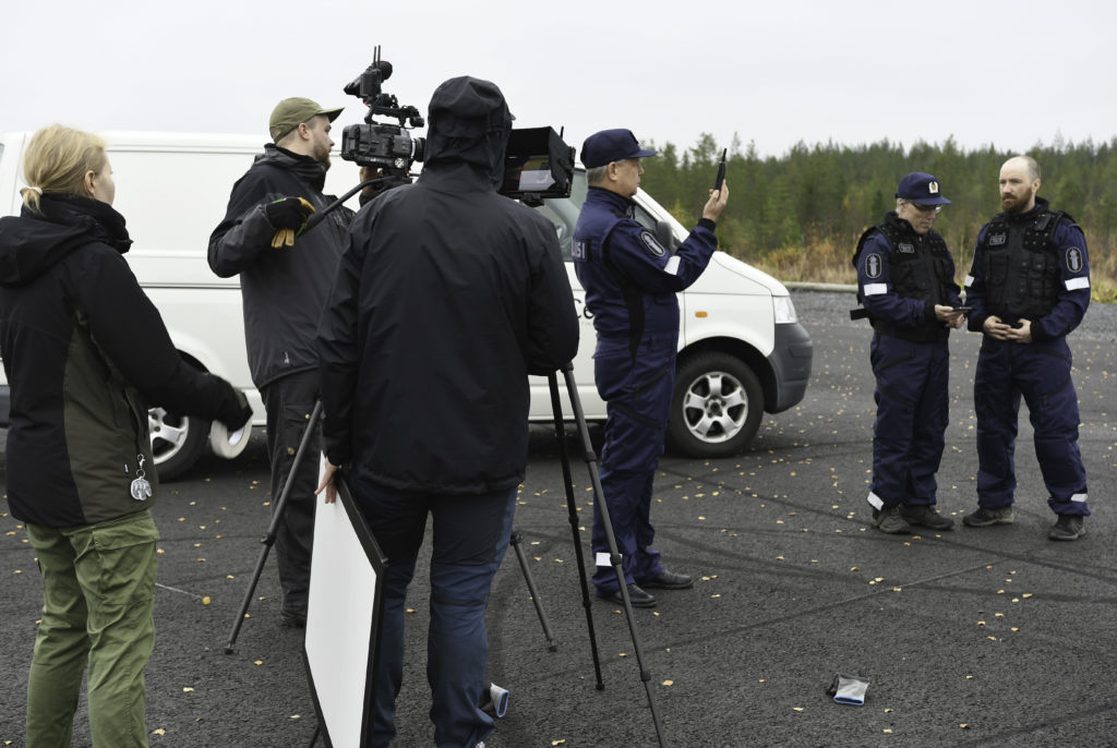 Kameraryhmä kuvaa poliiseja näytteleviä henkilöitä