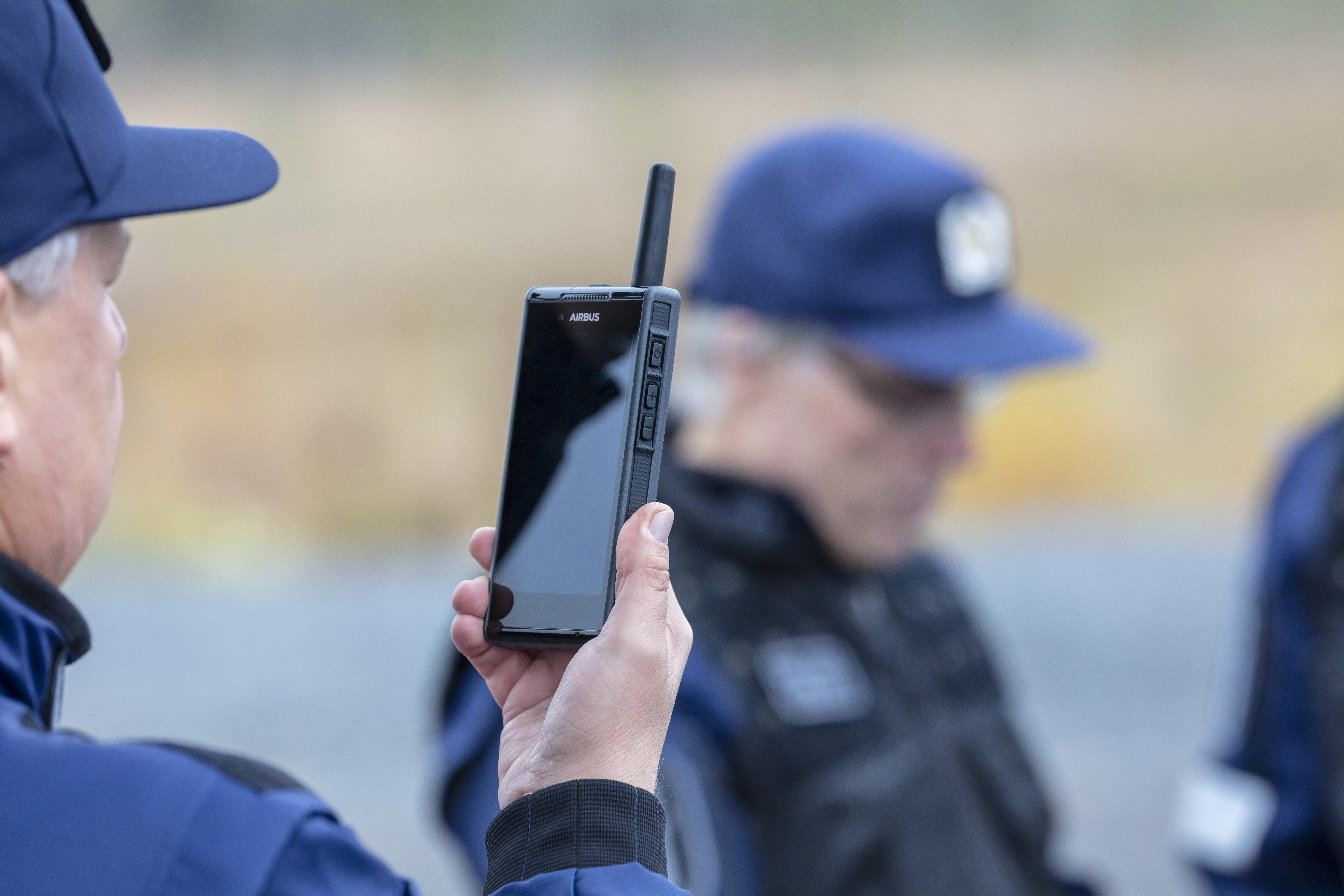 Poliisi katsoo Virve-päätelaitteen näyttöä