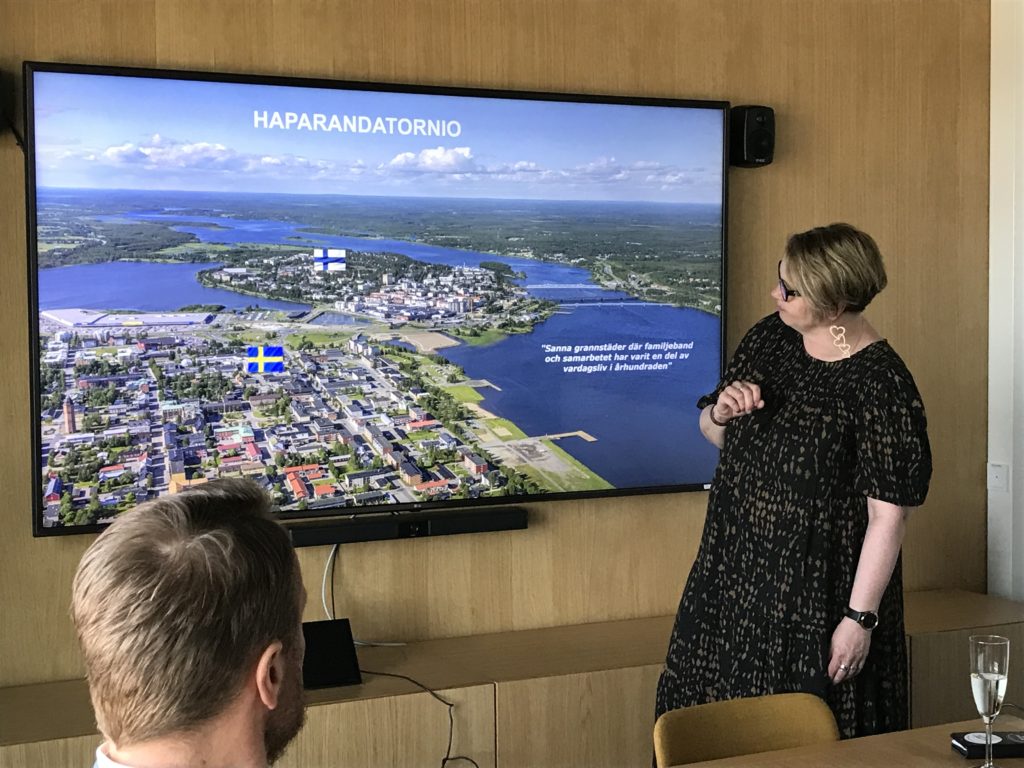 Hanna-Leena Ainonen: En kvinna håller en presentation om Torneå-Haparanda. 