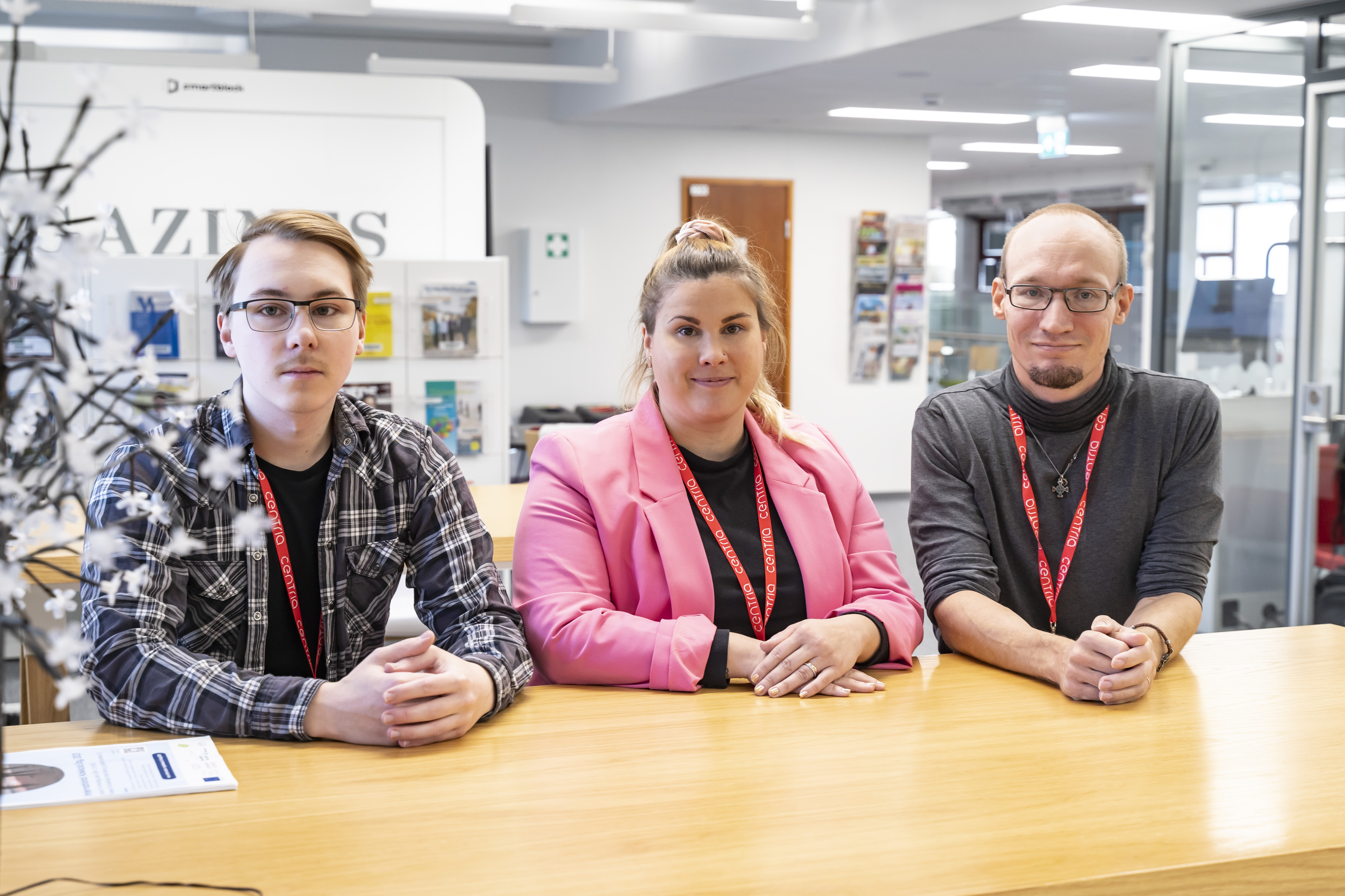 TKI-opiskelija-assistentit ensimmäisellä työviikolla pöydän ääressä. Vasemmalta oikealle Miro Poikkijoki, Kaisa Fält ja Jan-Mikael Vähä-Kungas.