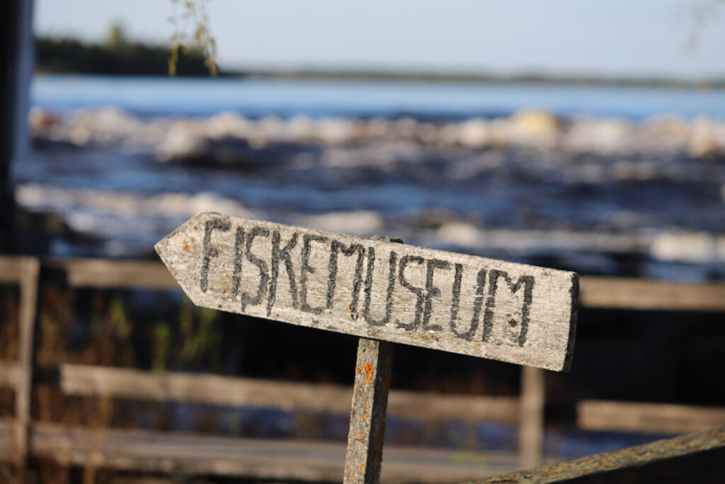  A sign pointing towards a local museum