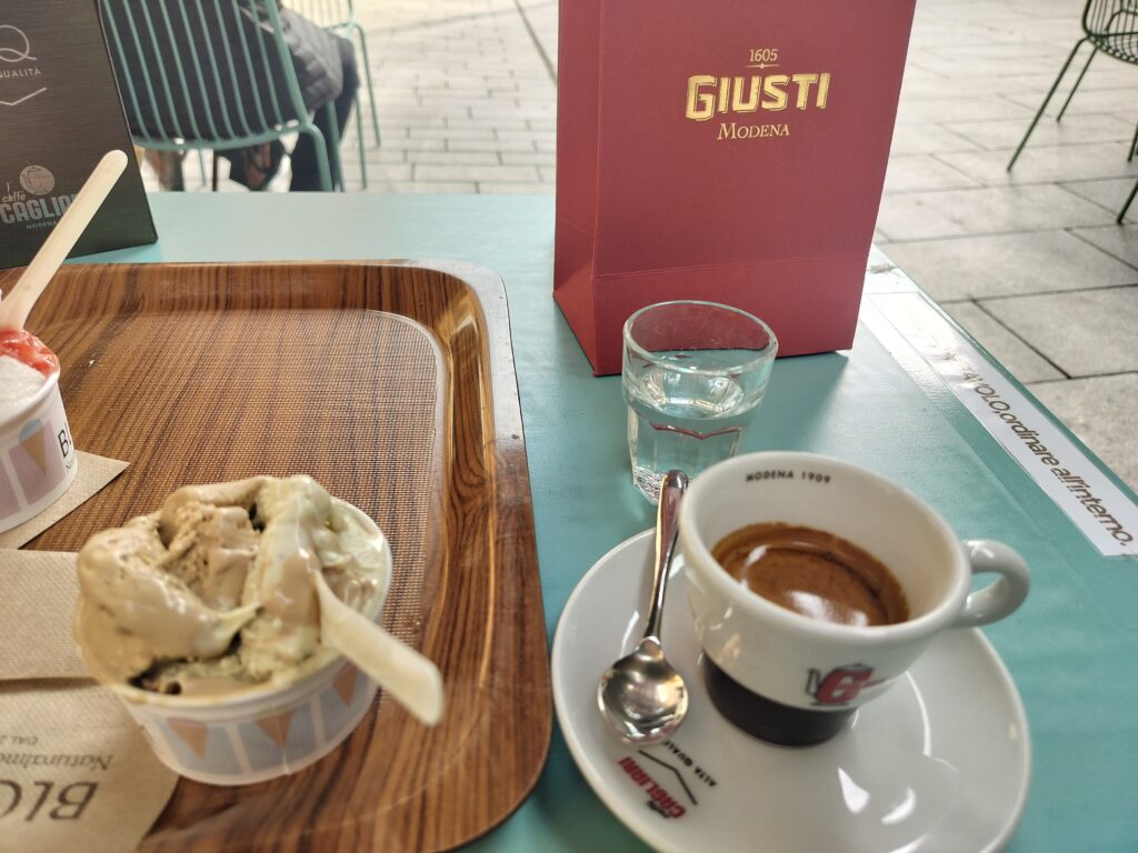 Kuvassa on kahvilan pöytä, jolla on italialaista jäätelöä ja espressoa.