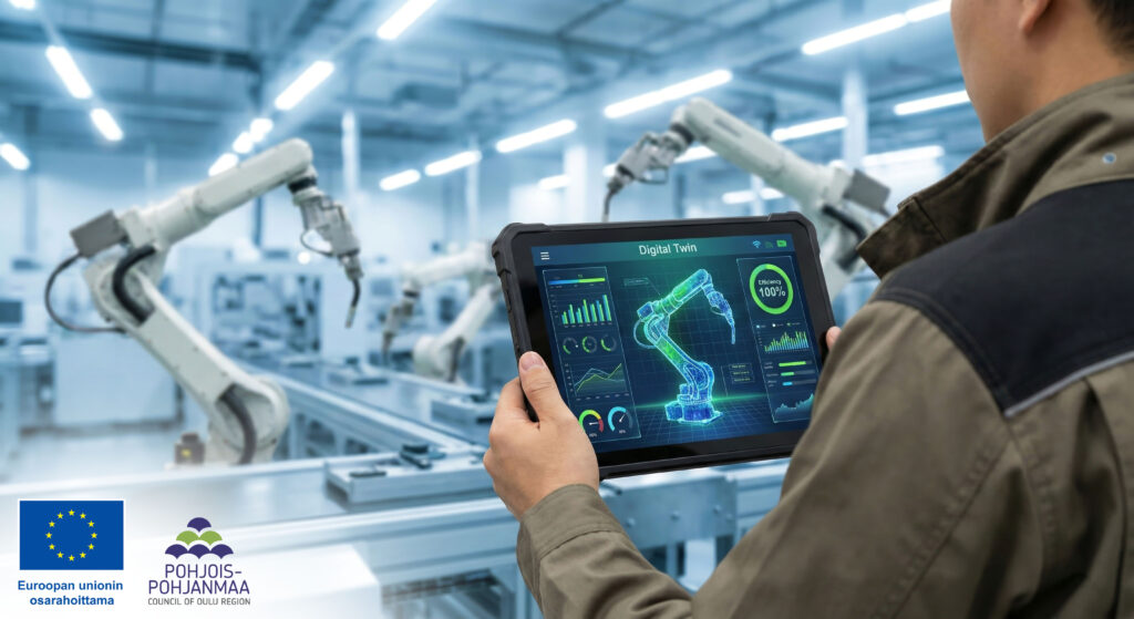 Teollisuusympäristössä henkilö pitää kädessään tablettia, jonka näytöllä on robottikäsivarren digitaalinen kaksonen ja mittaristoja, taustalla useita tuotantolinjan robottikäsivarsia. Kuvassa näkyvät myös Euroopan unionin ja Pohjois-Pohjanmaan liiton logot. 