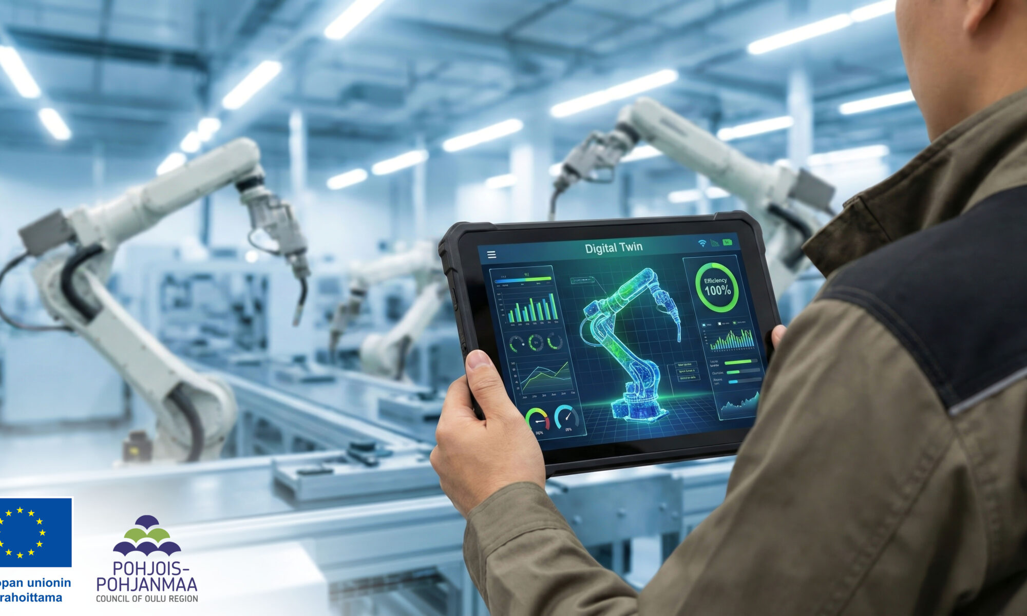 Teollisuusympäristössä henkilö pitää kädessään tablettia, jonka näytöllä on robottikäsivarren digitaalinen kaksonen ja mittaristoja, taustalla useita tuotantolinjan robottikäsivarsia. Kuvassa näkyvät myös Euroopan unionin ja Pohjois-Pohjanmaan liiton logot.