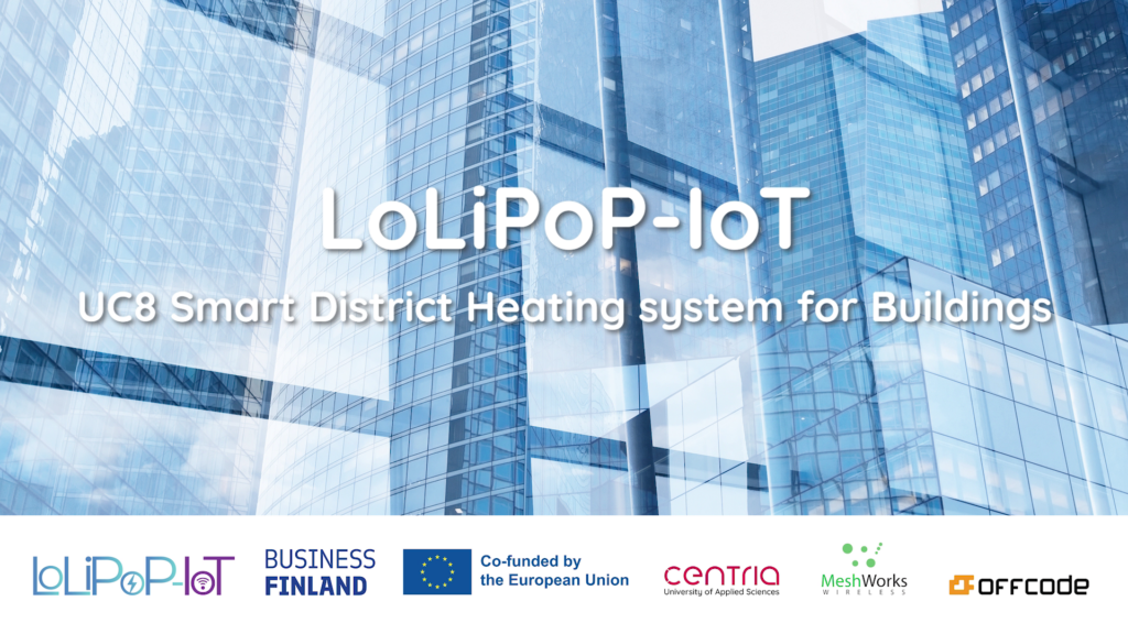 LoLiPoP-IoT-hankkeen kansikuva. Taustalla modernien lasisten toimistorakennusten muodostama kaupunkimaisema sinisissä sävyissä. Kuvan keskellä teksti ”LoLiPoP-IoT” ja alaotsikko ”UC8 Smart District Heating system for Buildings”. Alareunassa hankkeen ja yhteistyökumppaneiden logot: LoLiPoP-IoT, Business Finland, Euroopan unioni, Centria, MeshWorks Wireless ja Offcode.